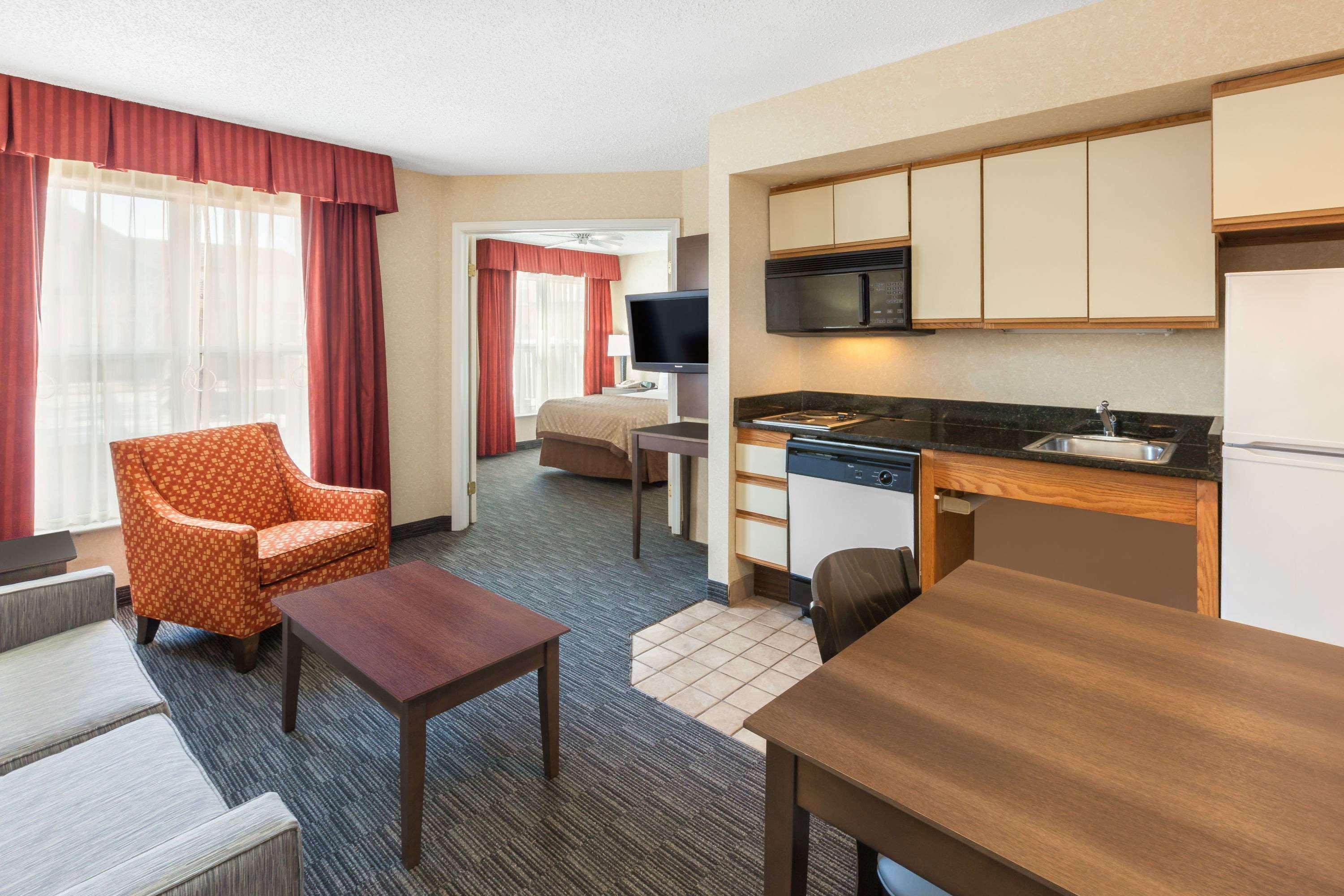 Affordable Suites Of America Detroit-Уорън Екстериор снимка