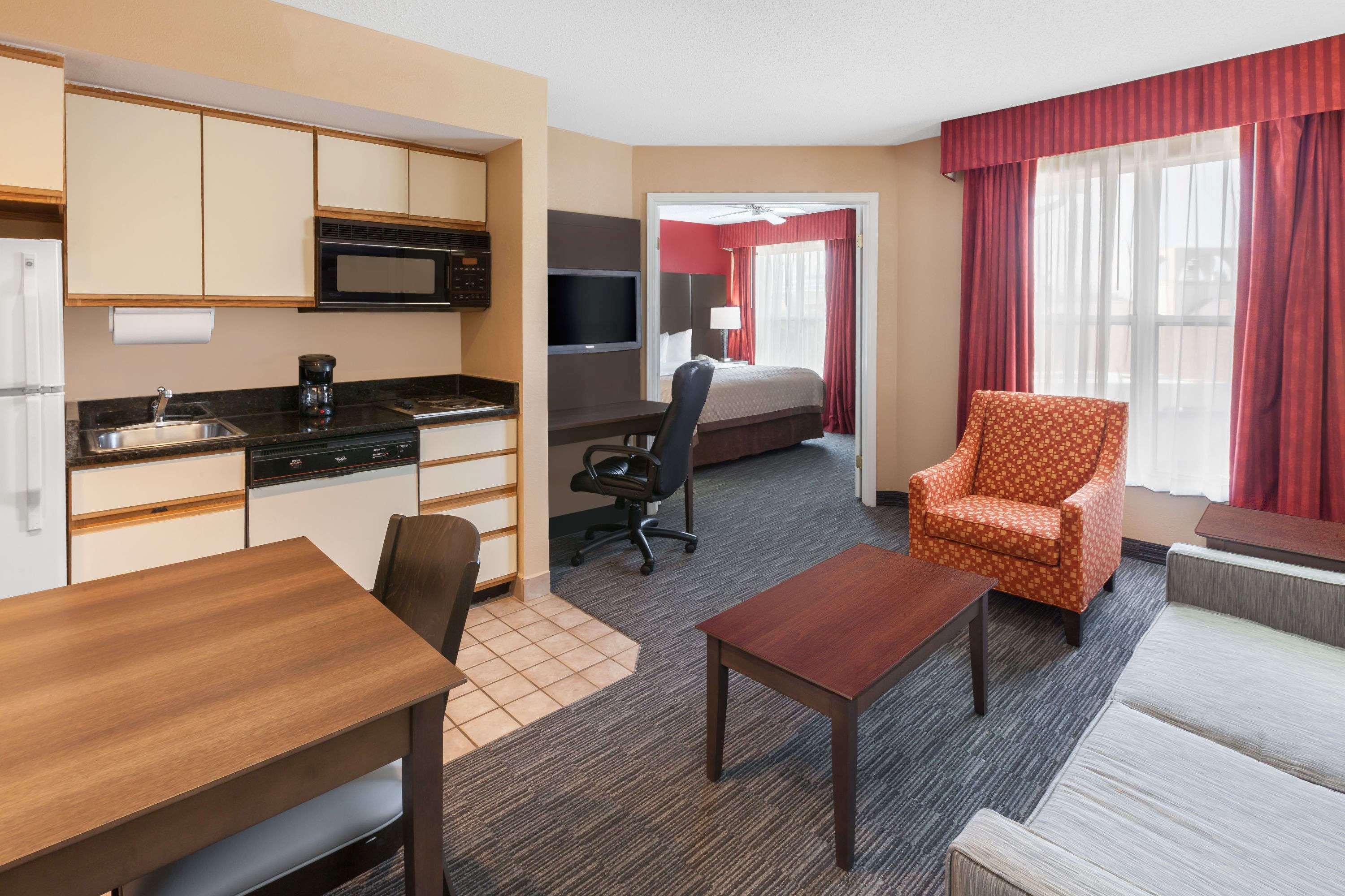 Affordable Suites Of America Detroit-Уорън Екстериор снимка